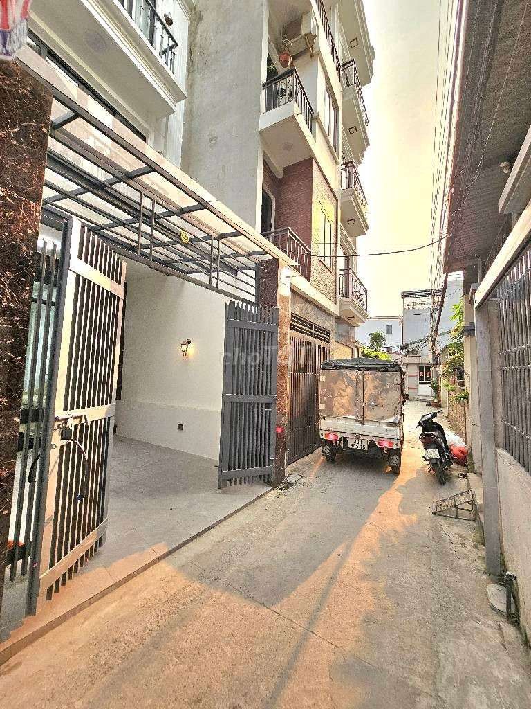 Cần bán nhà dân xây 4 tầng 68m² full nội thất ô tô đỗ cửa Long Biên