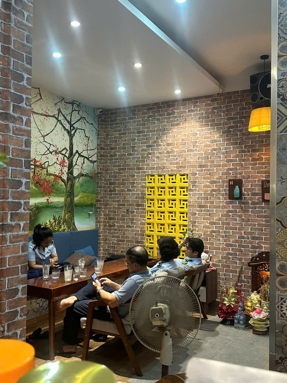 Cần sang nhượng cửa hàng cafe trà sữa 84 Trần Quang Diệu giá 150 triệu và 84 Nguyễn Phúc Lai, Ô Chợ Dừa 100 triệu