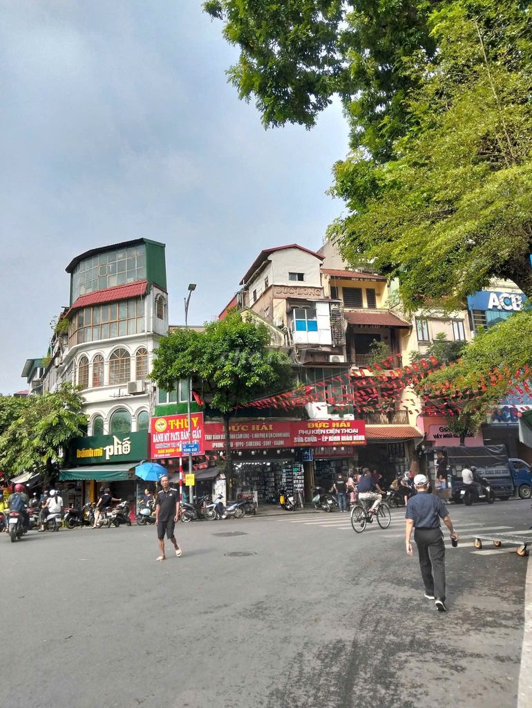 Chỉ 14,1 tỷ nhà 30m, 2,5 tầng, mặt phố Hàng Giấy - Hoàn Kiếm - Hà Nội