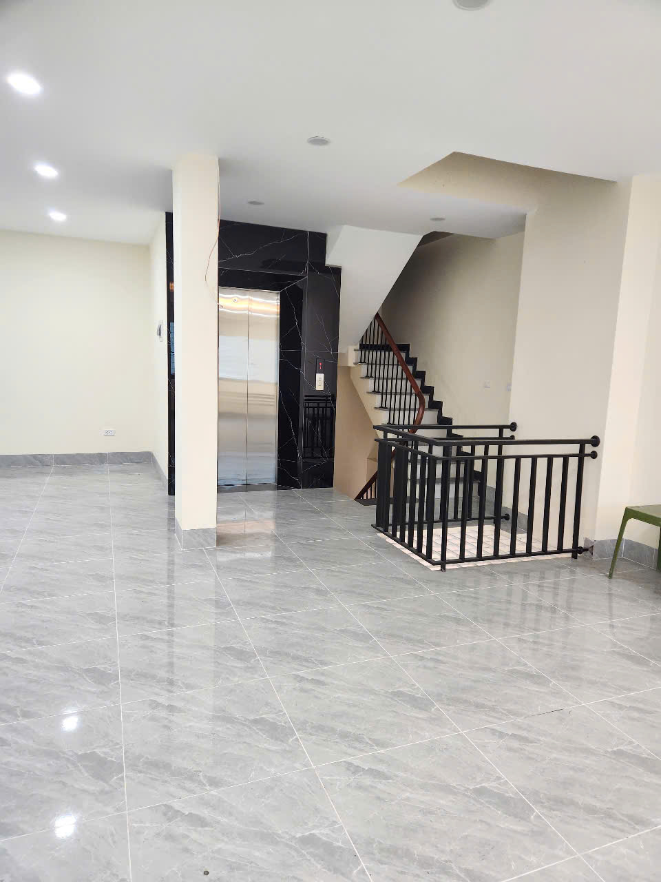CHO THUÊ MẶT SÀN TẦNG 2 - HỒNG TIẾN, LONG BIÊN - DIỆN TÍCH RỘNG - GIÁ HẤP DẪN!