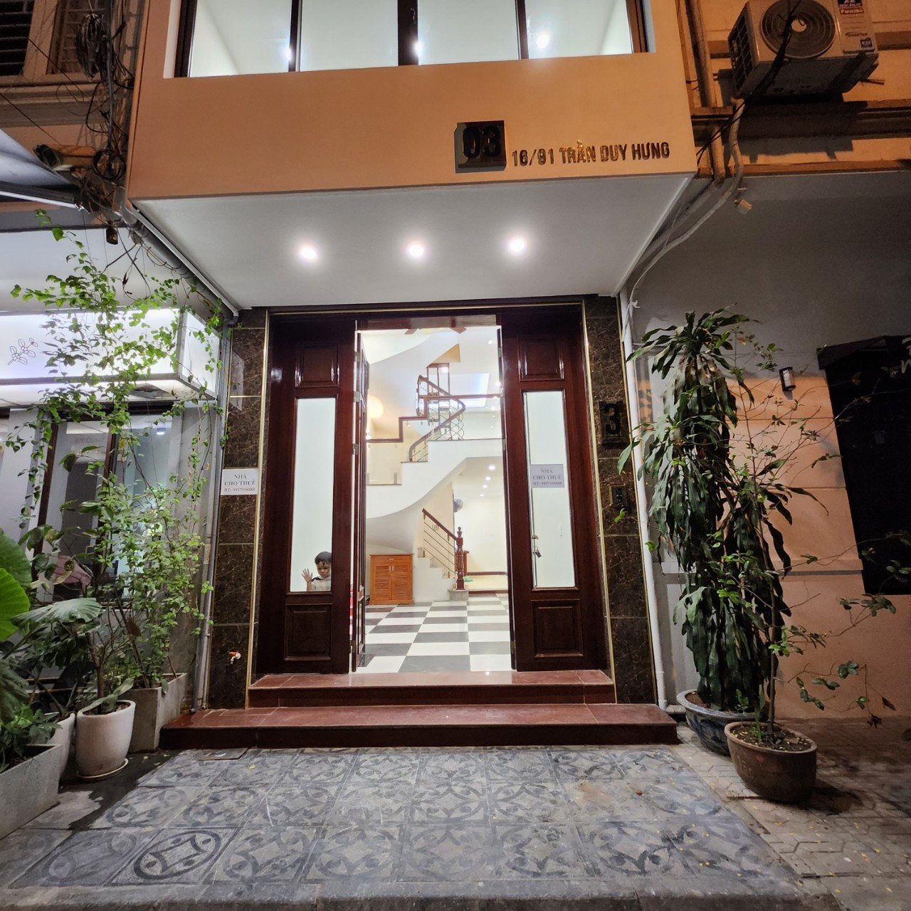 Cho thuê nhà mặt ngõ 7m, vỉa hè 2 bên, ô tô tránh tại ngõ 91 Trần Duy Hưng, Cầu Giấy, Hà Nội