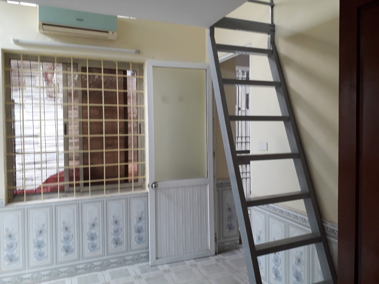 Cho thuê tầng một ở ngõ  5Hoàng quốc việt, ngách 5/83 sổ nhà 15